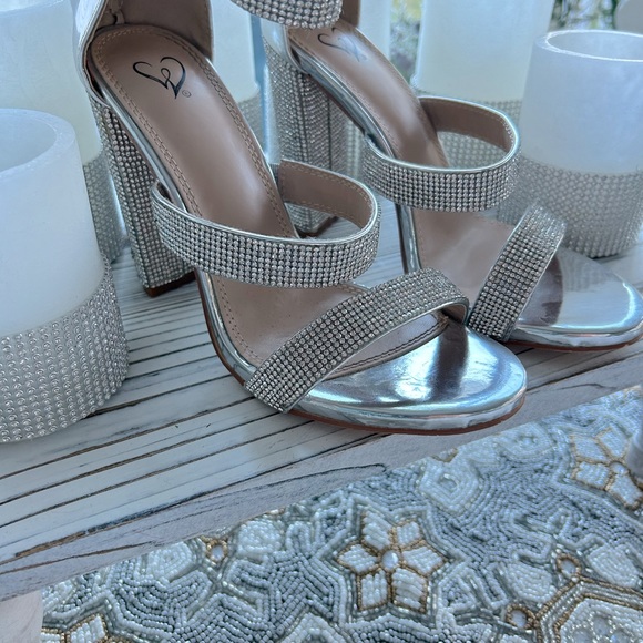 Beautiful Windsor Rhinestone studded Heels size 7 1/2 - Picture 2 of 5